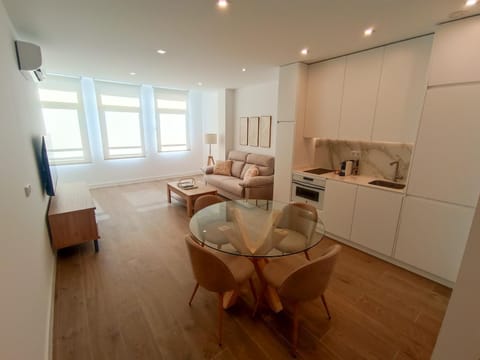 Kitchen or kitchenette, Living room, Seating area, Dining area, oven, stove
