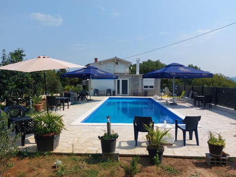 Property building, Garden, Balcony/Terrace, Pool view, Swimming pool, Swimming pool, sunbed