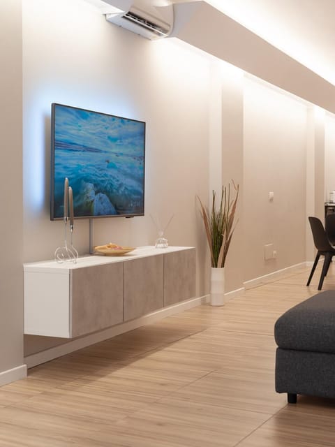TV and multimedia, Living room, Seating area, air conditioner