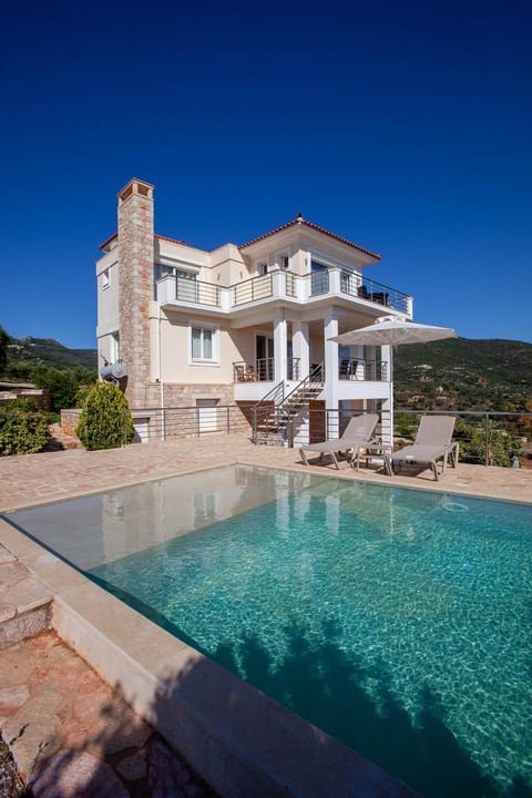 Property building, Swimming pool, sunbed