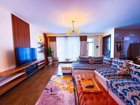 Communal lounge/ TV room, Bed, TV and multimedia, Living room, Photo of the whole room, Seating area, Evening entertainment, Bedroom