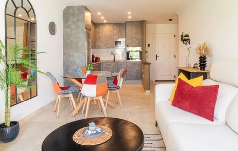 Kitchen or kitchenette, Living room, Seating area, Dining area