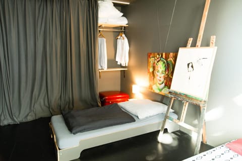 Zimmer in Atelierwohnung Vacation rental in Cologne