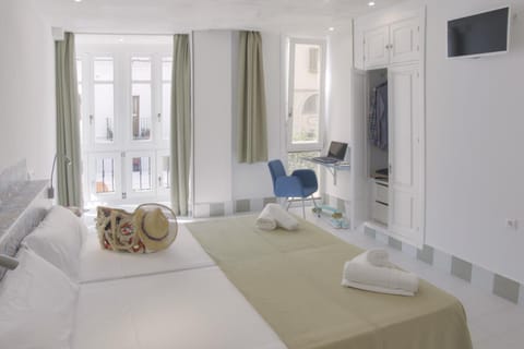 Bed, TV and multimedia, Photo of the whole room, Bedroom, towels, air conditioner