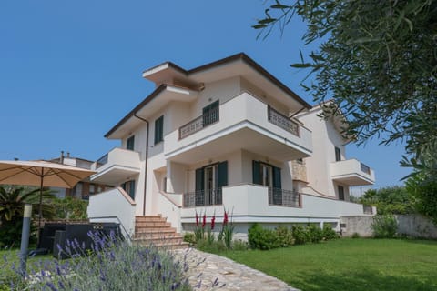 Property building, Patio, Day, Garden, Garden, Balcony/Terrace, Garden view
