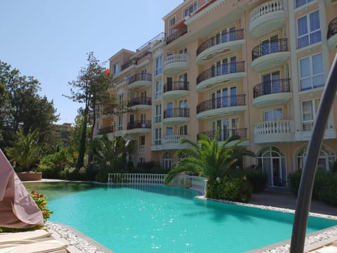Property building, Day, Pool view, Swimming pool
