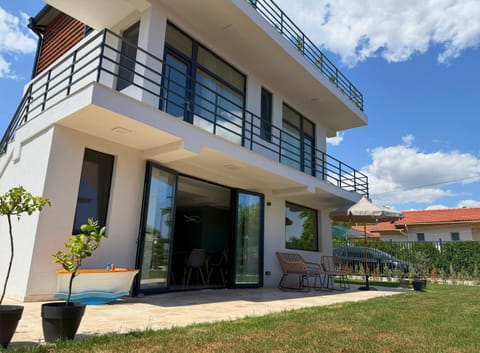 Property building, Patio, Day, Summer, Garden, View (from property/room), Balcony/Terrace, Garden view