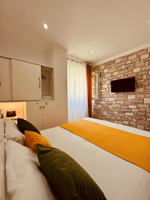 Bed, TV and multimedia, Bedroom, wardrobe