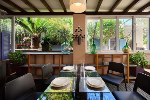 Restaurant/places to eat, Dining area