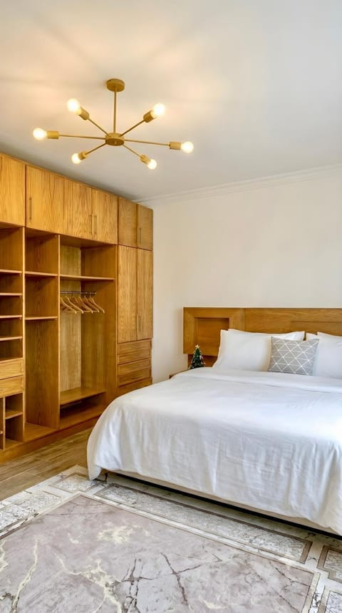 Bed, Photo of the whole room, Bedroom, fireplace, wardrobe