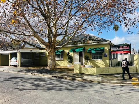 De-Villa Guesthouse Bed and Breakfast in Cape Town