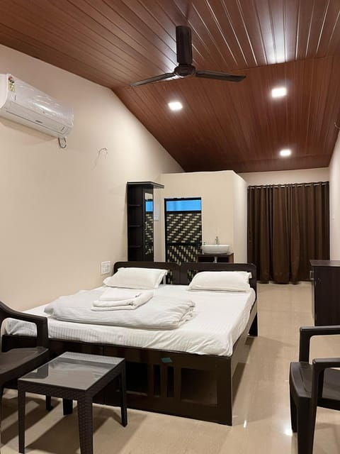 Shower, Toilet, Staff, Bed, TV and multimedia, Coffee/tea facilities, Bedroom, furniture, internet, storage, towels, wardrobe