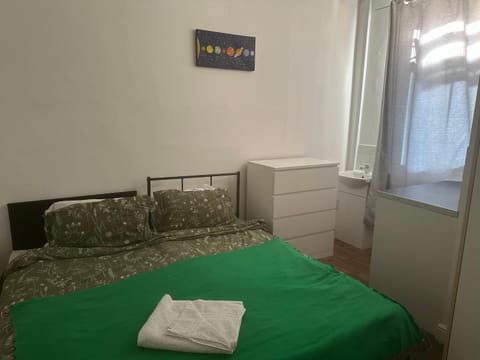 Cosy 4 Bedroom Walsall House - Free WiFi & Parking Apartment in Walsall