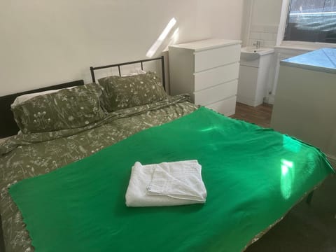 Cosy 4 Bedroom Walsall House - Free WiFi & Parking Apartment in Walsall