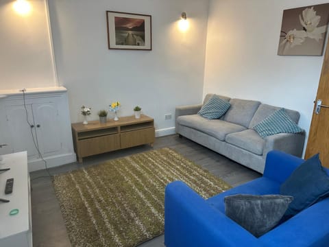 Cosy 4 Bedroom Walsall House - Free WiFi & Parking Apartment in Walsall