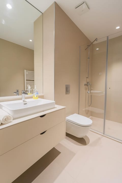 Shower, Toilet, Bathroom, bidet, towels