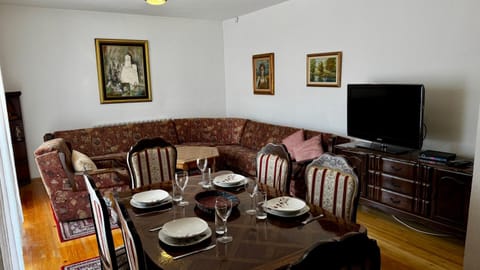 Communal lounge/ TV room, TV and multimedia, Living room, Seating area, Dining area