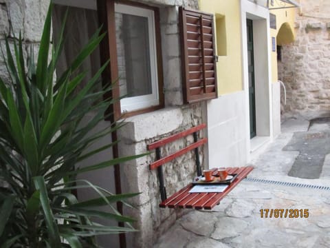 Facade/entrance, Balcony/Terrace, Landmark view, Drinks, Alcoholic drinks, Non alcoholic drinks
