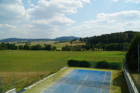 BBQ facilities, Table tennis, Tennis court, Hiking, Cycling