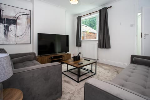 Modern 4BR Home in Dudley Apartment in Stourbridge
