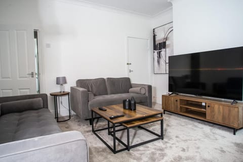 Modern 4BR Home in Dudley Apartment in Stourbridge