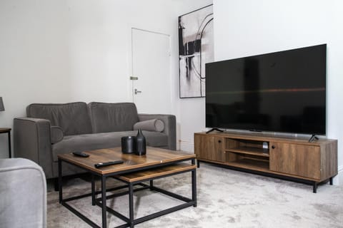 Modern 4BR Home in Dudley Apartment in Stourbridge