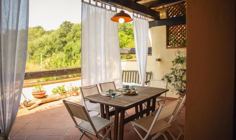 Patio, Day, Garden, View (from property/room), Balcony/Terrace, Living room, Seating area, Dining area, Garden view