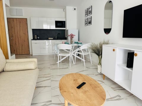 Communal lounge/ TV room, TV and multimedia, Kitchen or kitchenette, Living room, Seating area, Dining area, Evening entertainment