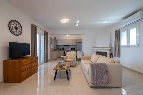 TV and multimedia, Kitchen or kitchenette, Living room, Seating area