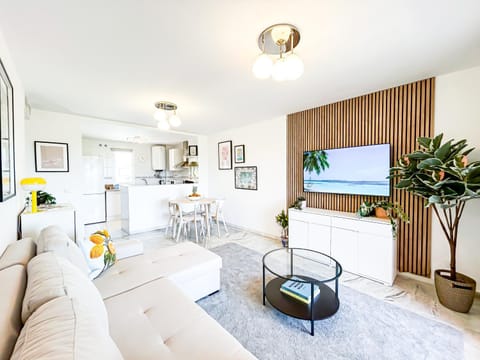 TV and multimedia, Living room, Seating area, Dining area, internet, air conditioner