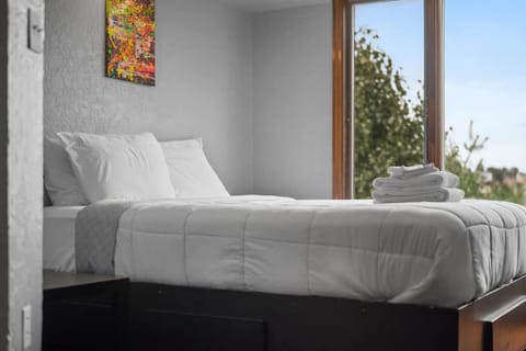 Breathtaking City View 1 Bed Stylish & Serene Apartment in Pittsburgh