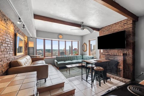 Breathtaking City View 1 Bed Stylish & Serene Apartment in Pittsburgh