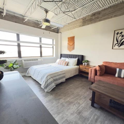 Bed, Photo of the whole room, Seating area