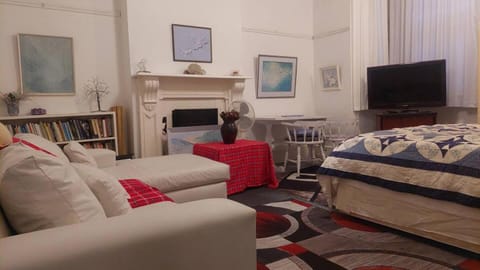 Communal lounge/ TV room, Bed, Library, TV and multimedia, Living room, Photo of the whole room, Seating area, Evening entertainment, Bedroom