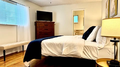 Stylish 4BR Retreat in Cypress - King Bed -Fireplace -Outdoor Patio - TVs in 4 Rooms House in Cypress