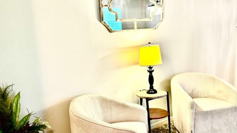 Stylish 4BR Retreat in Cypress - King Bed -Fireplace -Outdoor Patio - TVs in 4 Rooms House in Cypress