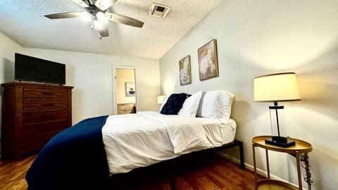 Stylish 4BR Retreat in Cypress - King Bed -Fireplace -Outdoor Patio - TVs in 4 Rooms House in Cypress