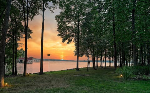 LKA Luxury Sandy Beach, Sauna, Hot Tub, Firepit House in Lake Anna