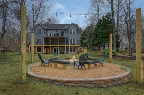 LKA Luxury Sandy Beach, Sauna, Hot Tub, Firepit House in Lake Anna