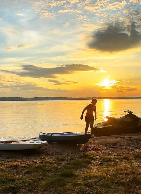 LKA Luxury Sandy Beach, Sauna, Hot Tub, Firepit House in Lake Anna