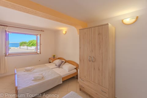 Bed, Bedroom, Sea view, towels, wardrobe