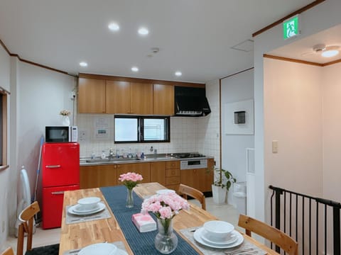 Kitchen or kitchenette, Dining area