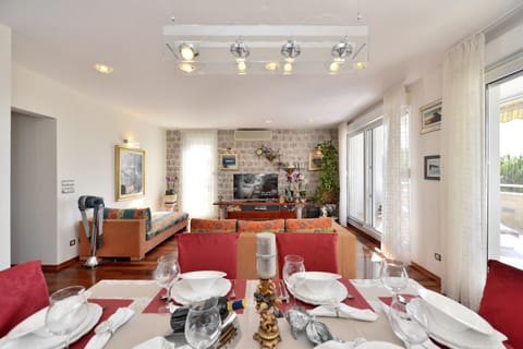 Decorative detail, Dining area