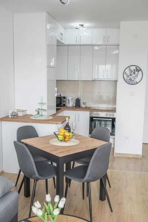 Coffee/tea facilities, Kitchen or kitchenette, Dining area, oven, stove, toaster