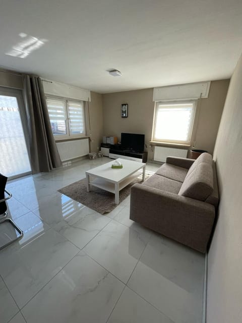 Bed, Living room, Photo of the whole room, Seating area