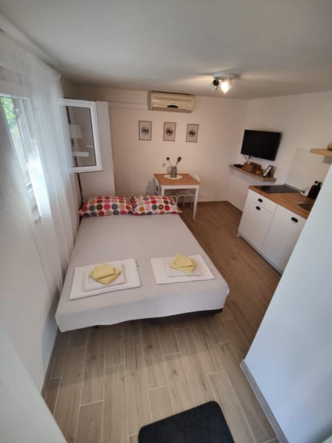 Bed, Photo of the whole room