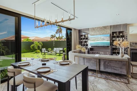 Patio, Day, Kitchen or kitchenette, Seating area, Dining area