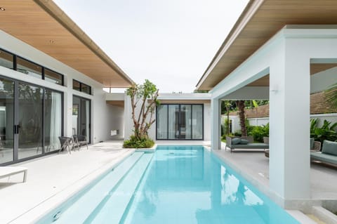 Property building, Day, Pool view, Swimming pool, Swimming pool, sunbed