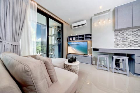 TV and multimedia, Living room, Seating area, Dining area, air conditioner