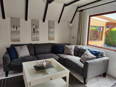 6 Personen Ferienhaus mit 4 Schlafzimmern, Infrarotwaermekabine, mit Blick auf den Weltschiffahrtsweg in Otterndorf House in Otterndorf